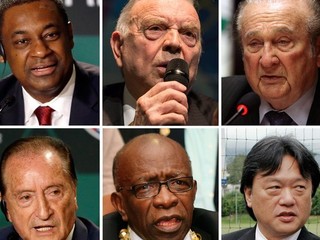 Na kombosnímke je šestica vysokých predstaviteľov FIFA, ktorí sú americkými úradmi obvinení z korupcie vo výške niekoľkých miliónov dolárov a ktorých zatkla polícia v stredu. Zľava v smere hodinových ručičiek: viceprezident FIFA a prezident federácie na K