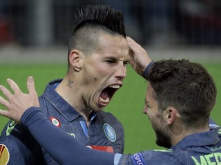 Marek Hamšík (vľavo) sa teší so spoluhráčom Driesom Mertensom z gólu.