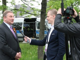 Šéf ruského hokeja Vladislav Treťjak (vľavo) poskytuje rozhovor jednej z televízií.