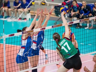 Slovenky (v modro-bielom) predviedli famózny výkon, no postup si aj tak vybojoval súper z Azerbajdžanu.