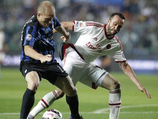 Prvý gól hostí strelil z penalty Giampaolo Pazzini (vpravo).