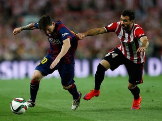 Lionela Messiho (vľavo) bolo opäť veľmi ťažké zastaviť.