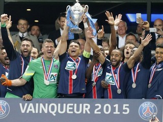 Futbalisti PSG dvíhajú nad hlavu trofej za víťazstvo vo Francúzskom pohári.