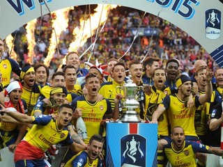 Futbalisti Arsenalu Londýn sa radujú z trofeje za víťazstvo v FA Cupe.