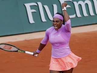 Serena Williamsová sa teší z víťazstva nad Viktoriou Azarenkovou.