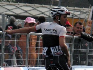 Cyklista počkal na súpera, chcel skončiť posledný. Dostal pokutu