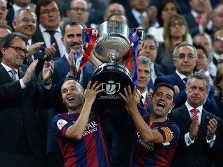 Xavi (vpravo) dvíha nad hlavu spolu s Andresom Iniestom svoju 24. trofej - Kráľovský pohár.
