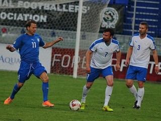 Mendieta (vľavo) v súboji so Samuelom Slovákom, prizerá sa Miloš Glonek.