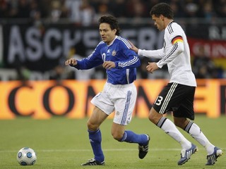 Na snímke z roku 2009 bojuje Jari Litmanen (vľavo) o loptu s Nemcom Michaelom Ballackom v kvalifikačnom stretnutí o postup na MS 2010.