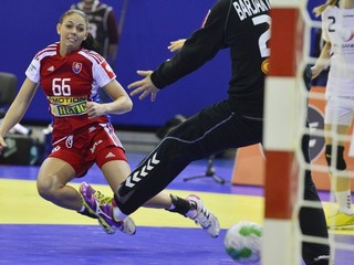 Najlepšou strelkyňou Slovenska v zápase bola Réka Bíziková (vľavo).