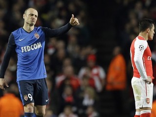 Dimitar Berbatov (vľavo) pomohol Monaku aj k postupu v Lige majstrov cez Arsenal Londýn.