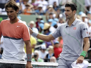 Rafael Nadal (vľavo) a Novak Djokovič.