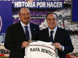 Tréner Rafael Benítez (vľavo) a prezident Realu Florentino Perez.