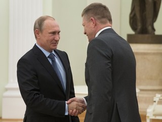 Robert Fico (vpravo) hovoril na stretnutí s Vladimirom Putinom aj o Slovane.