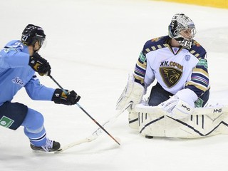 HK Soči nastúpil v poslednej sezóne aj proti Slovanu Bratislava. Na snímke útočník Slovana Ladislav Nagy s brankárom Soči Tomášom Pöpperlem.