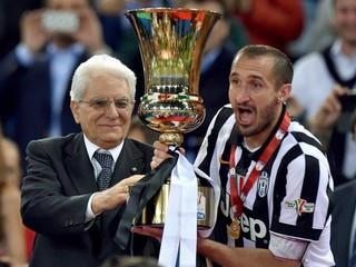 Giorgio Chiellini (vpravo) sa teší z trofeje pre víťaza Talianskeho pohára. Na snímke s talianskym prezidentom Sergiom Mattrellom.