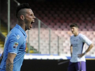 Marek Hamšík predvádza tradičnú pózu po strelení gólu, v pozadí smúti jeden z protihráčov.