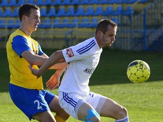 Boris Sekulič (vľavo) v drese Košíc v súboji s Ružomberčanom Martinom Nosekom.