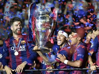 Futbalisti FC Barcelona oslavujú zisk trofeje, pohár nad hlavu dvíha Neymar.