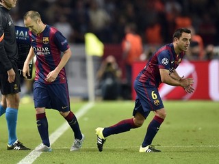 Striedanie velikánov. Iniesta (vľavo) prenechal Xavimu miesto na trávniku, ako aj kapitánsku pásku.