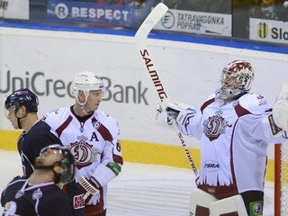 Hokejisti Dinama Riga (v bielych dresoch) hrali v KHL v uplynulých sezónach aj proti Slovanu Bratislava.