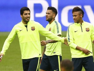 Alves (v strede) by mal byť aj naďalej členom barcelonského kolektívu.