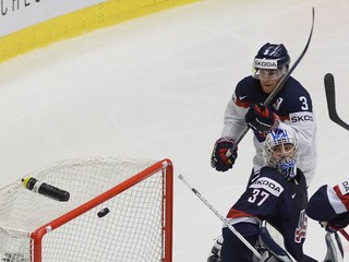 Adam Jánošík (s číslom 3) strelil v zápase proti USA svoj premiérový gól v drese Slovenska na MS.
