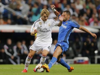 Martin Ödegaard (vľavo) absolvoval premiéru v seniorskom tíme Realu Madrid v máji v súboji proti Getafe.