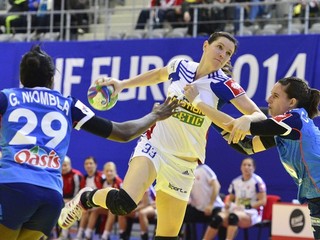 Martina Školková (uprostred) počas zápasu proti Francúzsku na lanských ME.