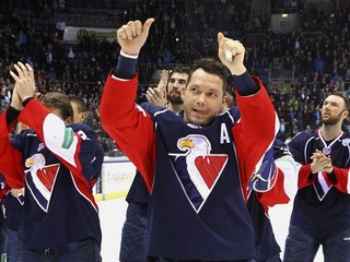 Ladislav Nagy (uprostred) má so Slovanom platnú zmluvu, ale iba pre KHL. V extralige hrať nechce.