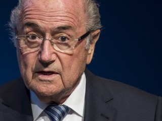 Joseph Blatter odstúpil z funkcie iba štyri dni po tom, ako ho zvolili už do jeho piateho funkčného obdobia.