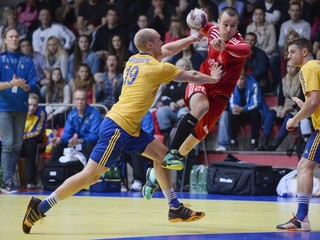 Minuloročný vzájomný zápas vyhrali Švédi. Na snímke Lukáš Gamrat zo Slovenska (uprostred) a Johan Mikael Jakobsson zo Švédska (vľavo).