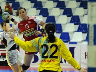 Katarína Dubajová (s číslom 13) strelila v reprezentácii už stovky gólov. Proti Španielsku však mala na chvíľu aj iné úlohy.
