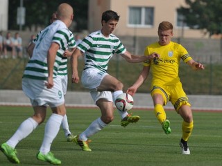 Michalovčan Jakub Grič (v žltom) bojuje o loptu s presilou domácich futbalistov.