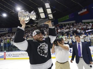 Hráč Manchestru Monarchs David van der Gulik dvíha nad hlavu trofej za triumf v AHL.