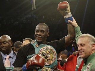 Deontay Wilder dvíha ruku nad hlavu po úspešnej obhajobe titulu.