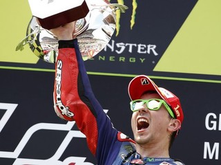 Jorge Lorenzo sa teší z víťazstva na veľkej cene Katalánska.