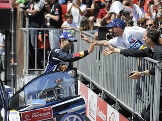 Sébastien Ogier sa teší z víťazstva na Rely Talianska bezprostredne po vystúpení z auta.