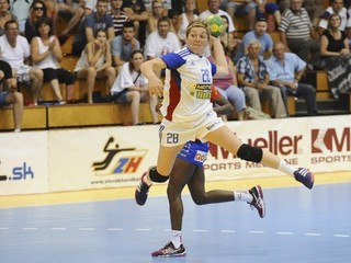 Lýdia Jakubisová (s číslom 28) strieľa na bránu v odvetnom zápase baráže o postup na MS.