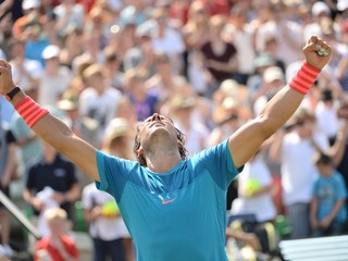 Rafael Nadal oslavuje celkový triumf na turnaji v Stuttgarte.