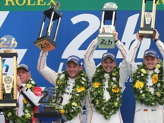 Víťazná posádka dvíha nad hlavu trofeje za triumf v Le Mans - zprava Nico Hülkenberg, Nick Tandy a Earl Bamber.