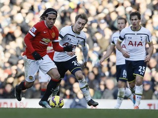 Radamel Falcao (vľavo) v súboji s hráčom Tottenhamu Christianom Eriksenom (v strede).