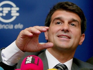Joan Laporta ovláda pravidlá futbalového zákulisia na jednotku.