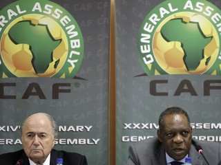 Issa Hayatou (vpravo) podporoval aj vo voľbách prezidenta Seppa Blattera.