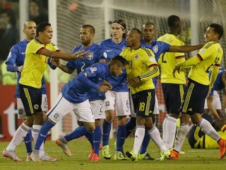 Kolumbijčan Carlos Bacca (vľavo v žltom) sáca do Brazílčana Neymara.