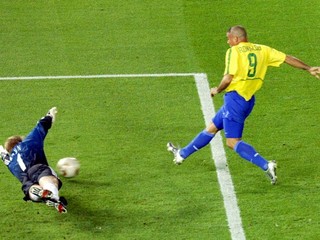Majstrami sveta v roku 2002 sa stali futbalisti Brazílie. Na snímke z finálového duelu prekonáva Brazílčan Ronaldo nemeckého brankára Olivera Kahna.