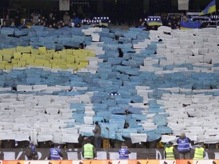 Futbaloví fanúšikovia vytvorili vlani v marci vlajku ukrajinského námorníctva na podporu územnej celistvosti krajiny počas duelu medzi Dynamom Kyjev  a Tavrijou Simferopoľ.