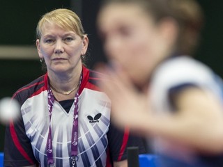 Trénerka Valentina Popovová pozorne sleduje počínanie svojej zverenkyne Evy Ódorovej.