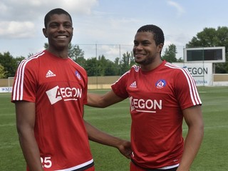 Brazílsky útočník a nová posila Trenčína Wesley Moraes Ferreira da Silva (vľavo ) v rozhovore s krajanom Ramónom Rodríguezom da Silvom.
