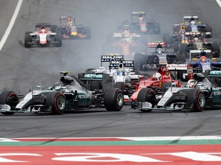Nico Rosberg (vľavo) sa k víťazstvu v Rakúsku odpichol vydareným štartom, po ktorom predstihol Lewisa Hamiltona.
